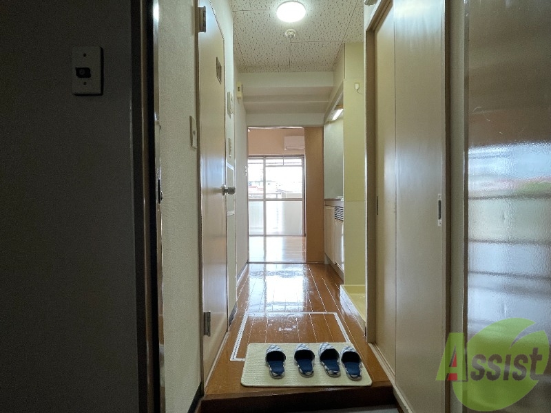 玄関　玄関を入ると正面が居室、左がトイレで右がお風呂です
