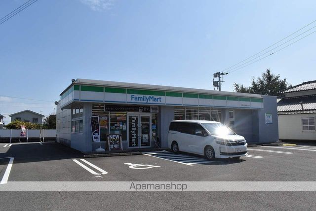 コンビニ　ファミリーマート（コンビニ）まで487m