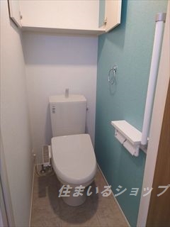 トイレ　シャワートイレ・収納棚あり