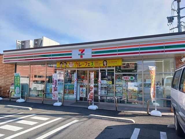 コンビニ　セブンイレブン（コンビニ）まで826m