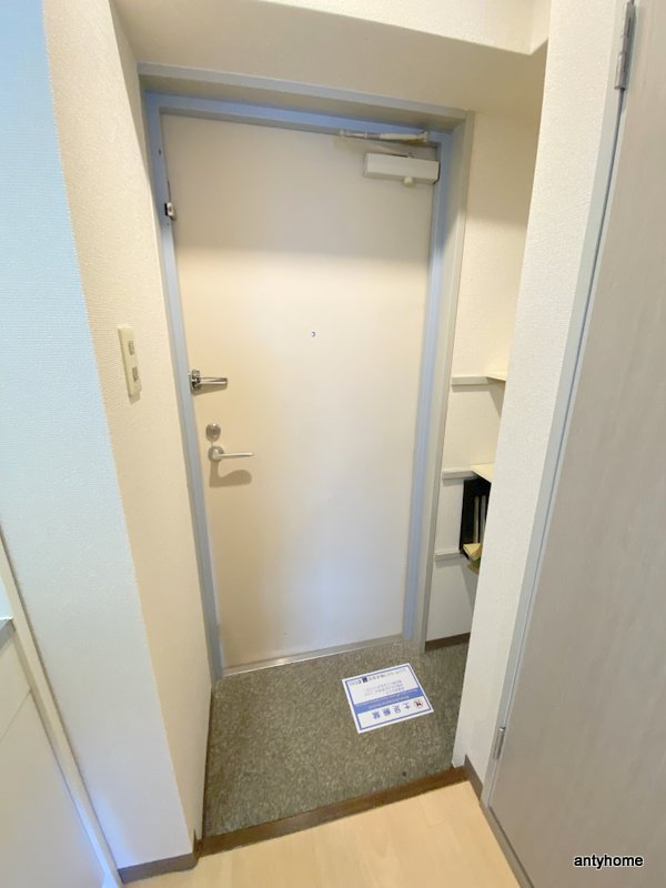 阪急千里線 吹田駅 徒歩10分 3階建 築31年の玄関写真