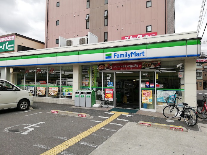 コンビニ　ファミリーマート（コンビニ）まで200m