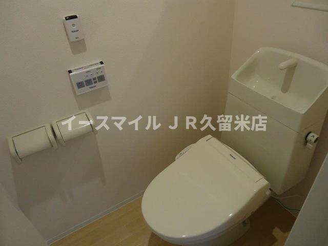 トイレ　落ち着いた色調のトイレです