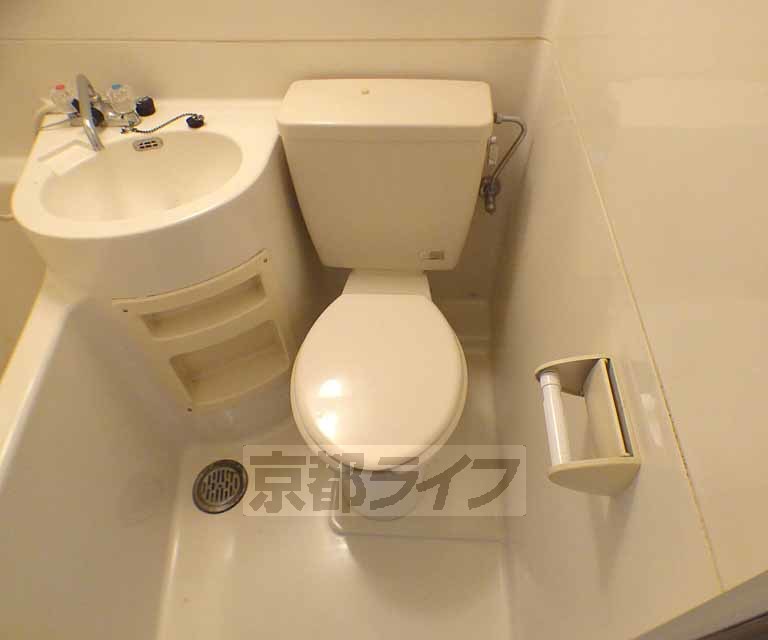 地下鉄烏丸線 北大路駅 徒歩10分 3階建 築46年のトイレ写真