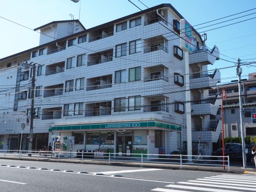 コンビニ　ローソン100（コンビニ）まで528m