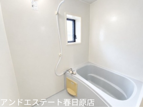 バス・シャワールーム　換気が出来る窓があります