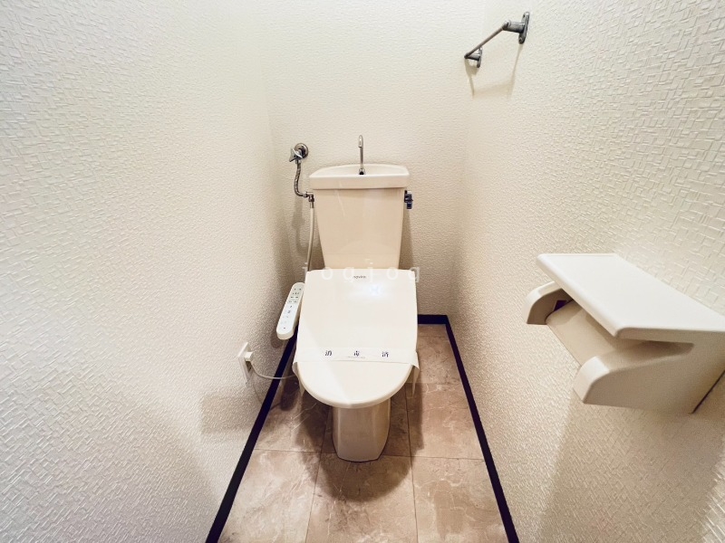 トイレ　嬉しい温水洗浄便座付きのトイレです。