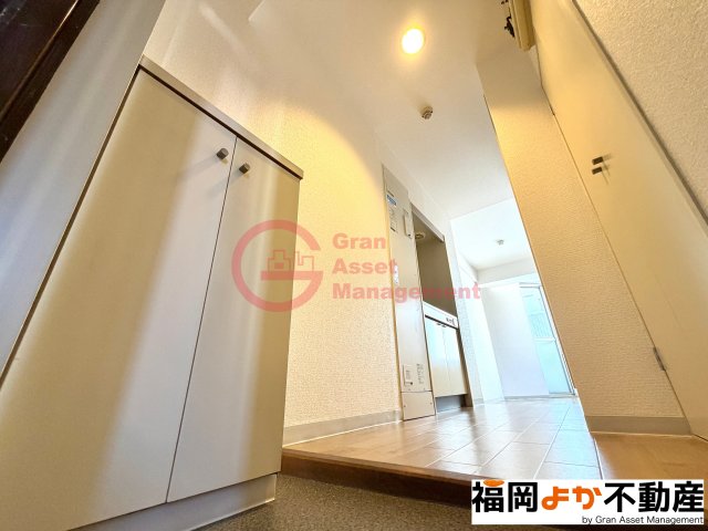 玄関　【福岡よか不動産】収納もある玄関です