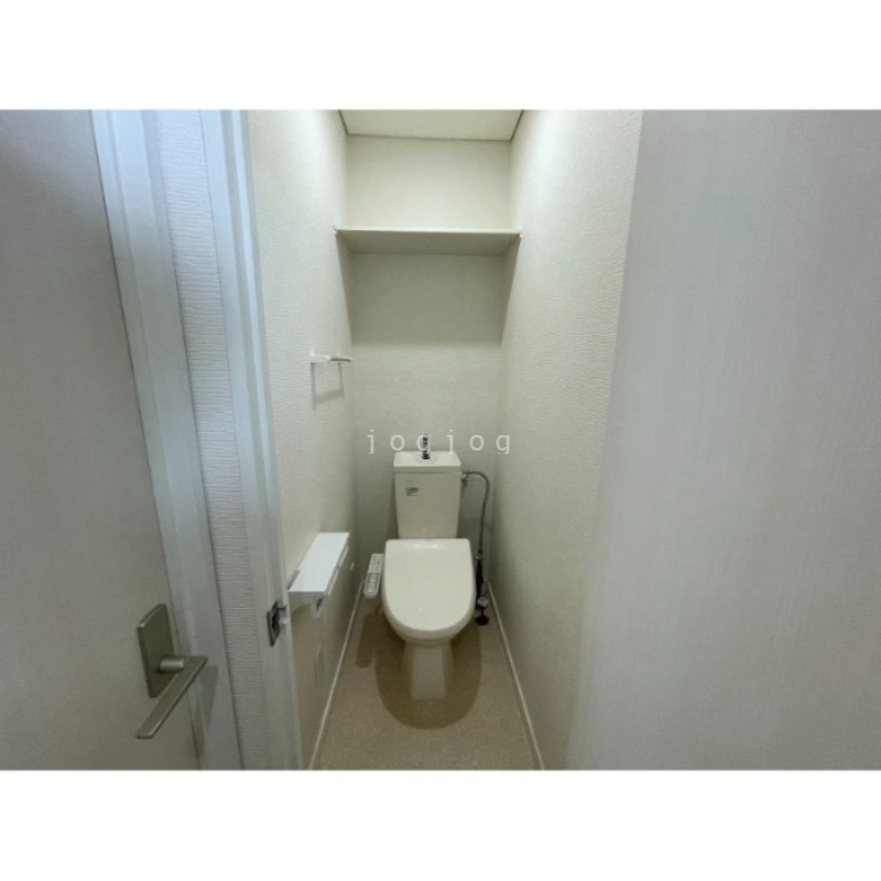 トイレ　嬉しい温水洗浄便座付きのトイレです。