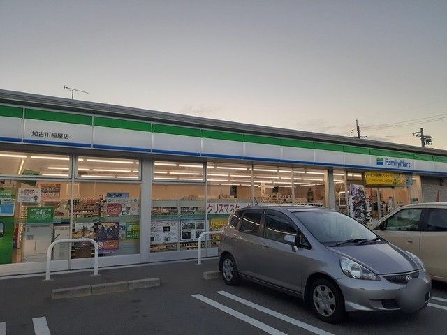 コンビニ　ファミリーマート（コンビニ）まで584m