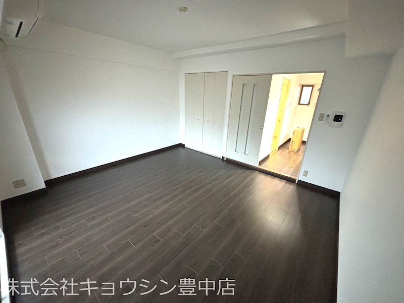 アドミール豊中の居間写真