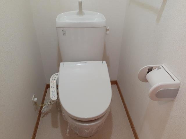 トイレ　落ち着いた色調のトイレです
