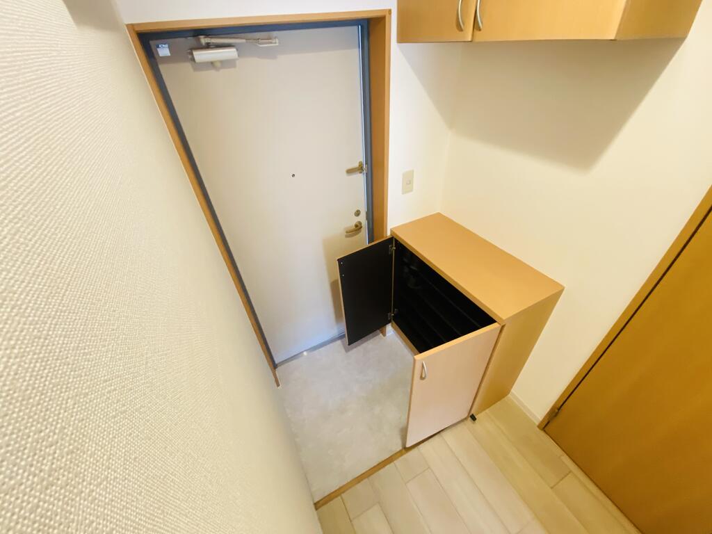 玄関　同一建物内203号室内装写真転載