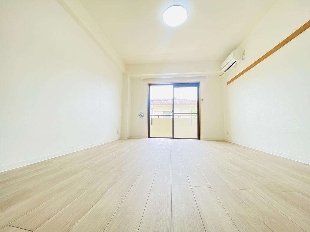 居室・リビング　同一建物内203号室内装写真転載
