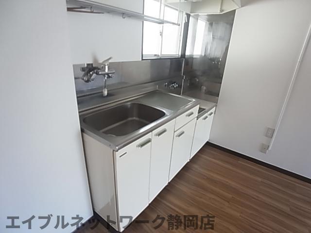 キッチン　コンパクトなキッチンで掃除もラクラク