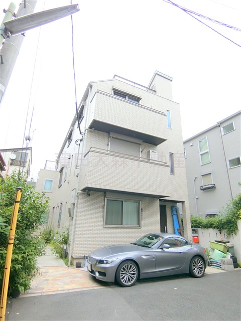 建物外観　2019年6月築　軽量鉄骨造地上3階建て総戸数4戸 東京都大