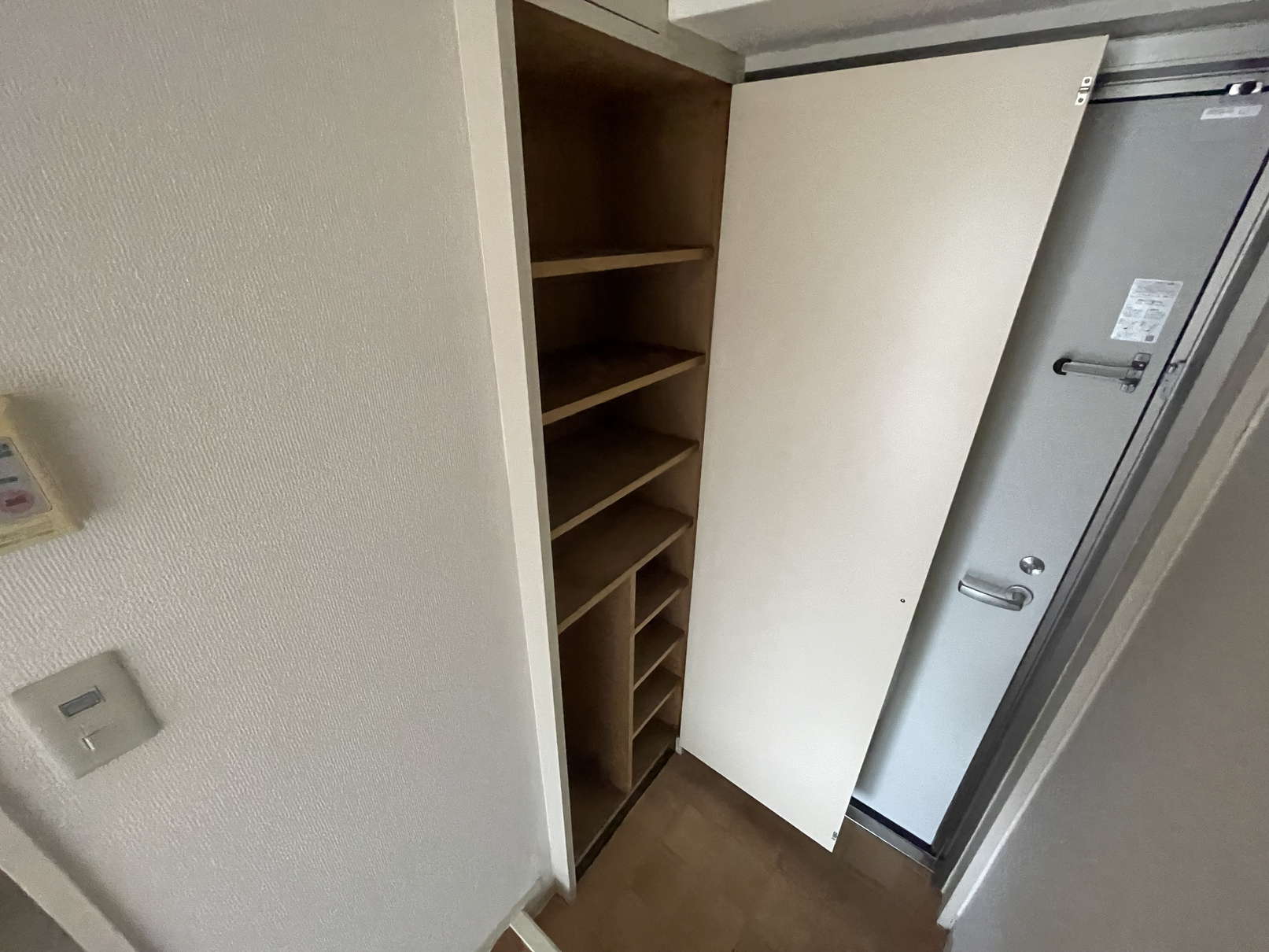 玄関　※同物件別号室の参考写真です。