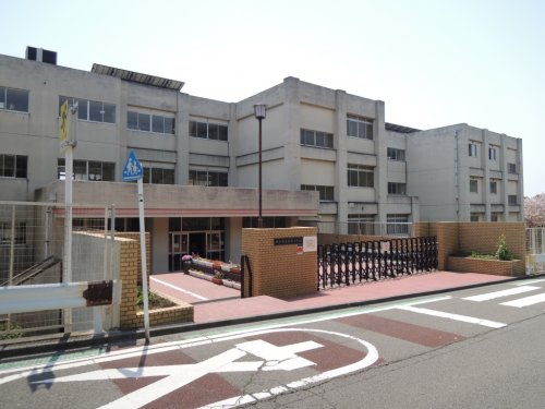 小学校　藤沢市立高谷小学校（小学校）まで608m