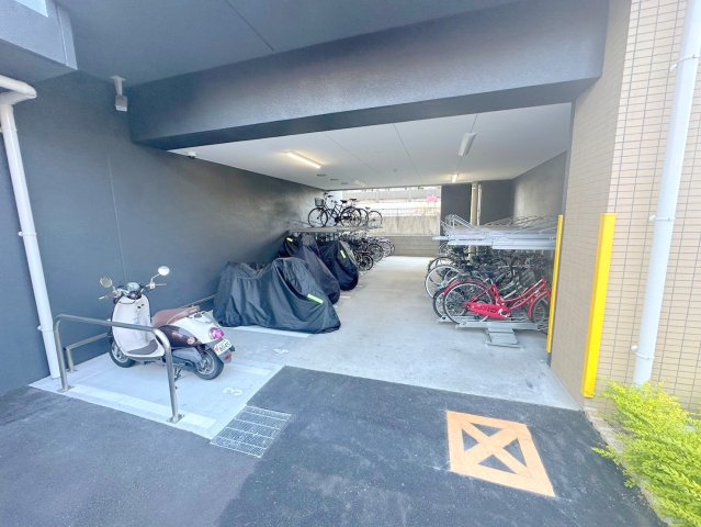 駐車場　敷地内には入居者専用の駐輪スペースもあります。