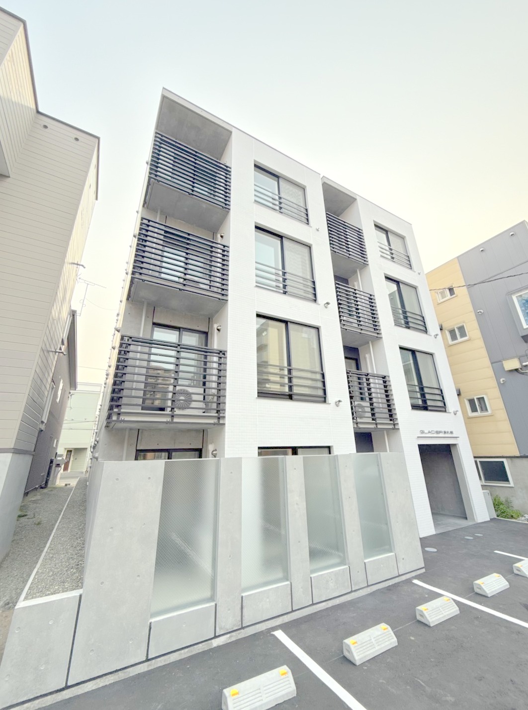 建物外観　都市ガス同等料金のEフラット使用の光熱費お得な人気物件です♪