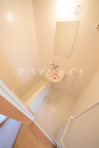 バス・シャワールーム　コンパクトで使いやすいお風呂です