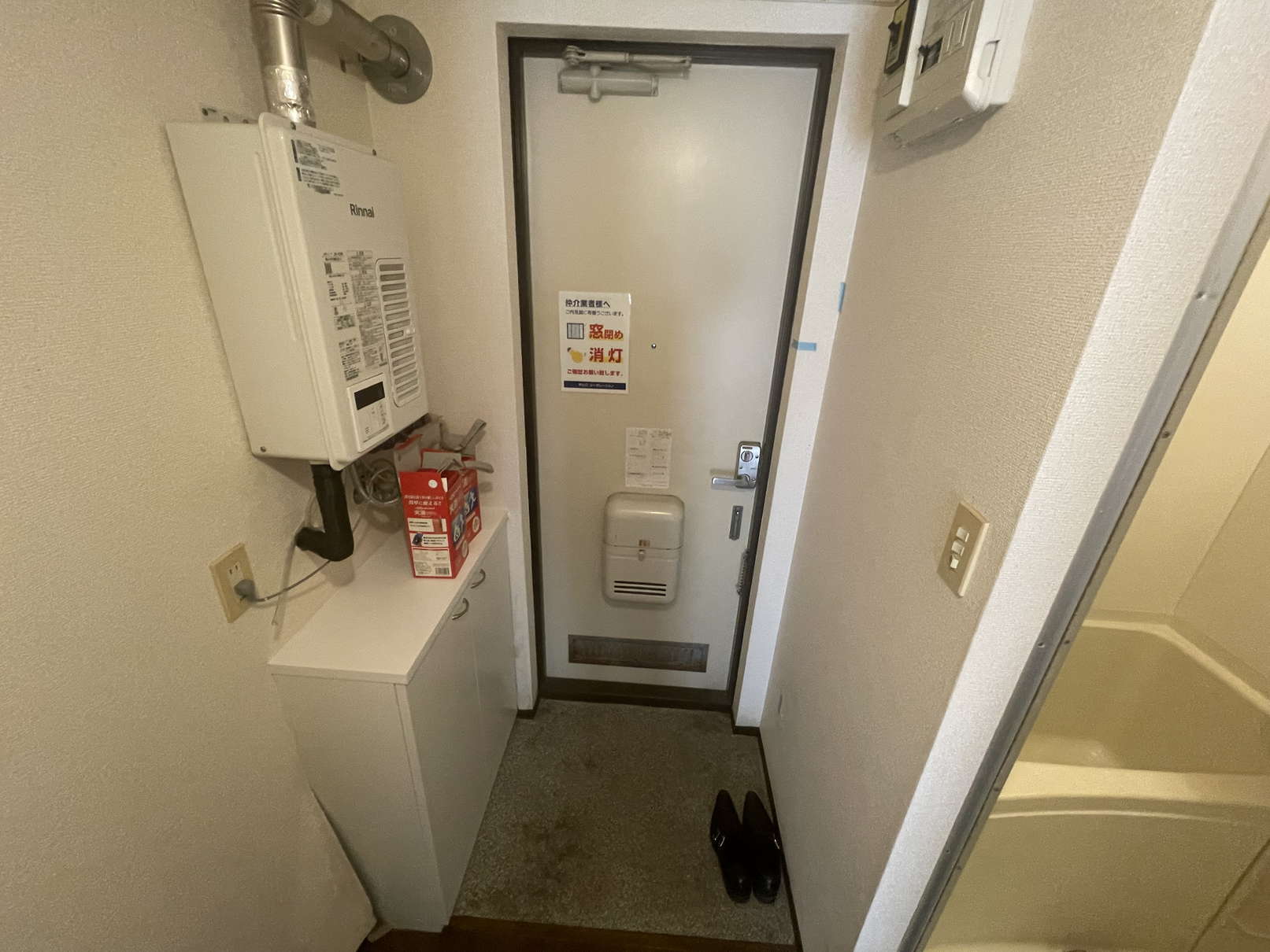 玄関　※同物件別号室の参考写真です。