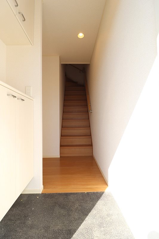 玄関　退去予定のため別部屋写真使用