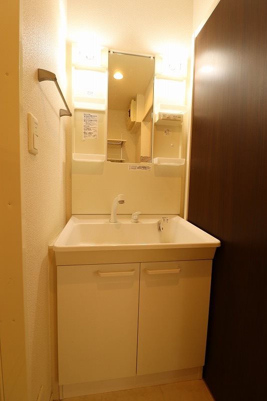 洗面設備　退去予定のため別部屋写真使用