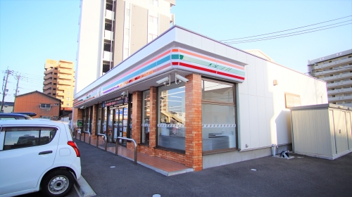 コンビニ　セブンイレブン八幡紅梅１丁目店（コンビニ）まで400m