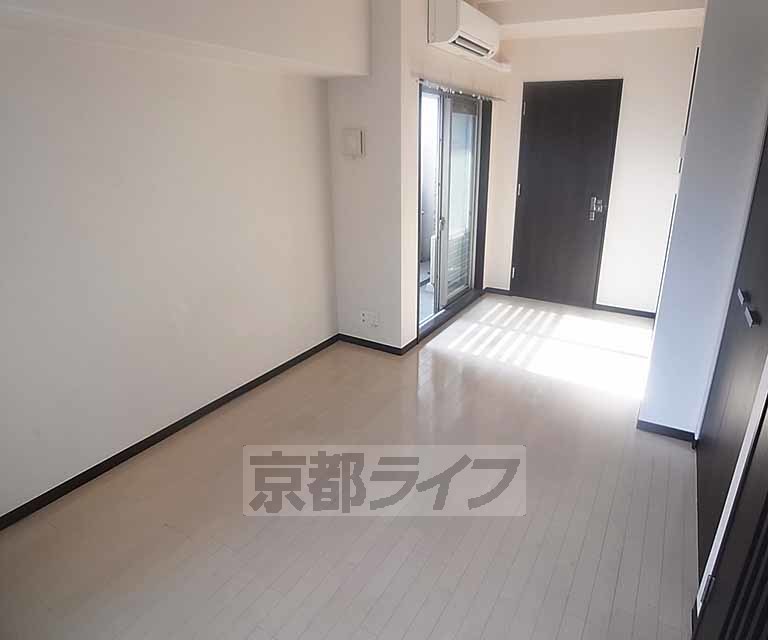 居室・リビング　天井が高く開放感のあるお部屋です。