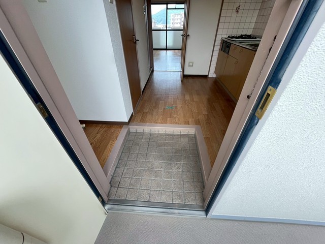 玄関　写真は違う号室です。