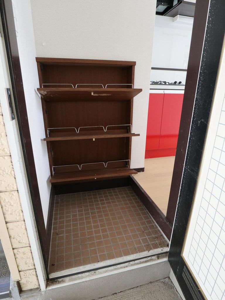 玄関　玄関入って目の前が下駄箱があります。