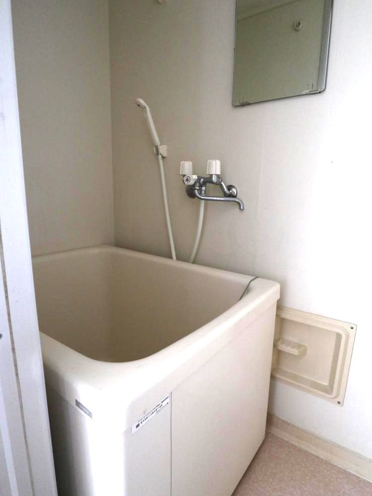 バス・シャワールーム　小型ですが湯船もあります。