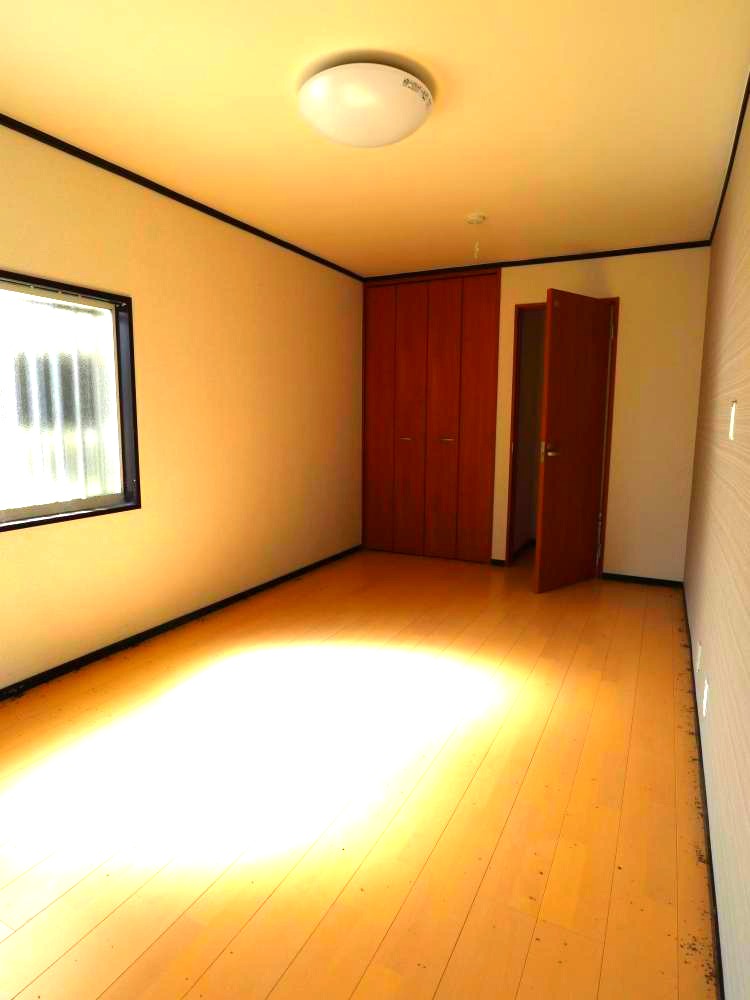 その他部屋・スペース　居室部分　左側が収納　右側がトイレです。