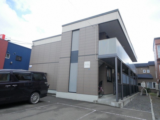 札幌市北区新川三条のアパートの建物外観