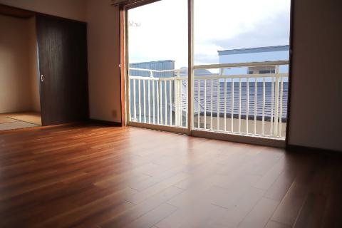 居室・リビング　室内