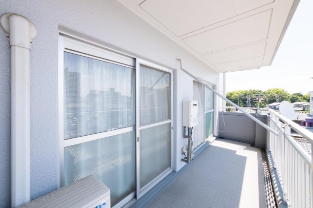 バルコニー　バルコニーが広く奥行が1.6mあります。見晴らしも良好です。