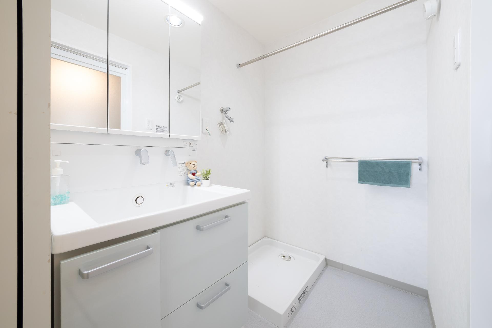 洗面設備　独立洗面台もリフォーム済です。