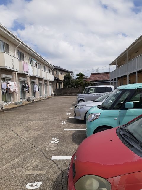 【四日市市楠町小倉のアパートの駐車場】