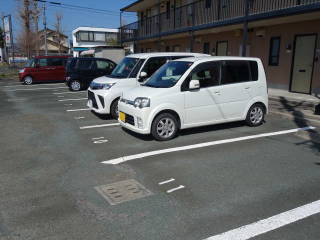 【クレストアベニュー西香ノ木の駐車場】