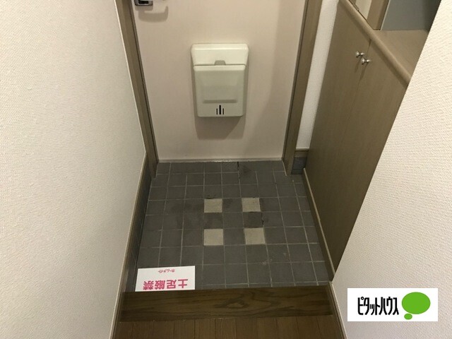 【半田市宮本町のアパートの玄関】