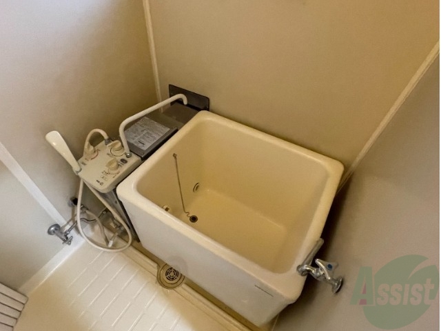 バス・シャワールーム　バスルームは浴槽の深さがあるので、肩まで浸かれますよ！