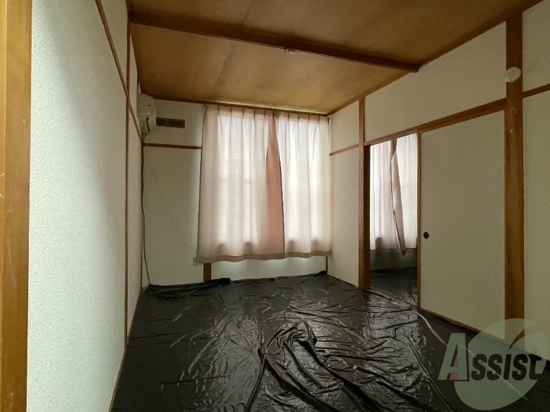 居室・リビング　リビングは６帖の和室です。日の光が入りやすいですね。