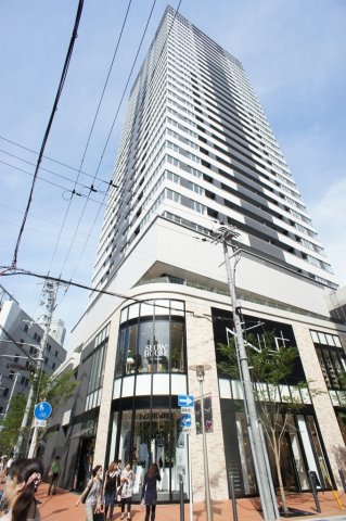 【大阪市北区茶屋町のマンションの建物外観】