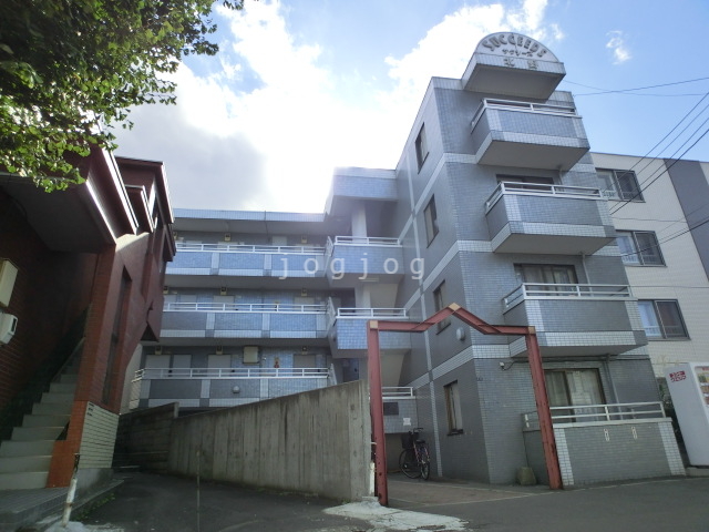 札幌市清田区北野七条のマンションの建物外観