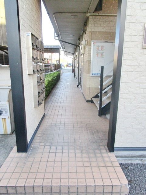 【草加市谷塚仲町のマンションのエントランス】