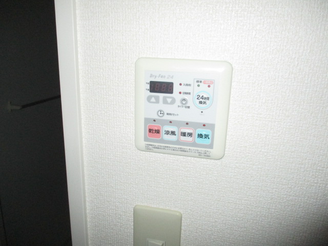 その他　便利な浴室乾燥暖房機能付き換気扇。
