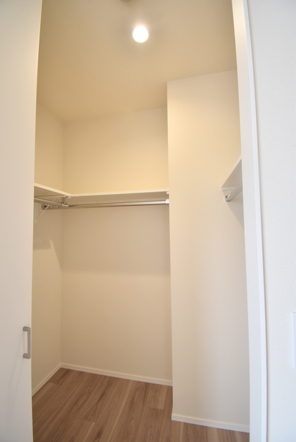 収納　玄関にはベンチと手すりが設置されています。