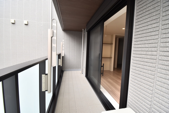 バルコニー　バルコニーがあるので洗濯物を太陽の下で干すことができます♪