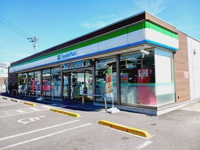 コンビニ　ファミリーマート南斎院町西店様（コンビニ）まで400m